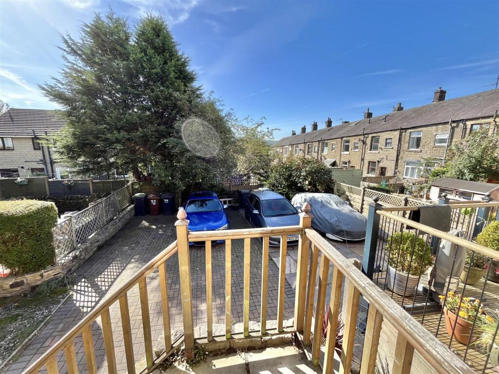 Walled Frontage &amp; Parking