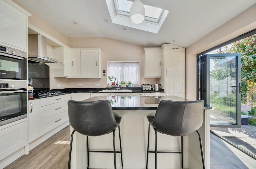 KITCHEN/BREAKFAST