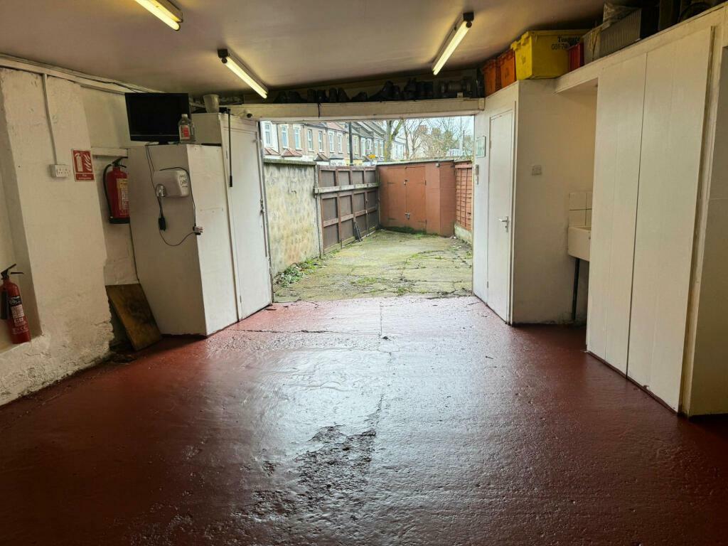 56b Boundary Road - E13 9PR (105).jpeg