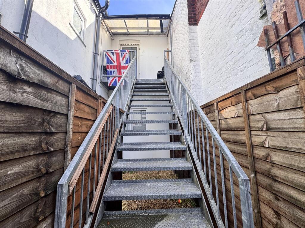 Access to first floor apartment