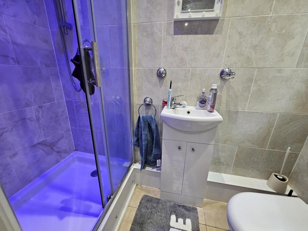 A spacious and well-maintained bathroom featuri...