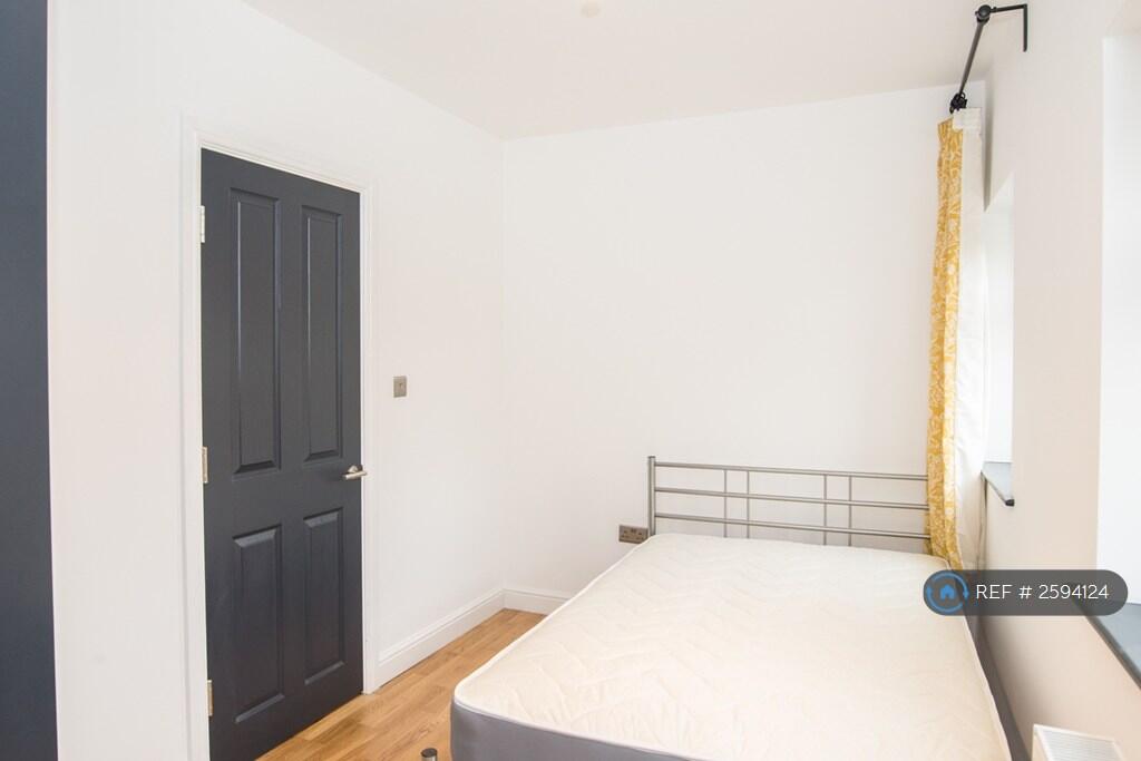 First Floor Front Room £910