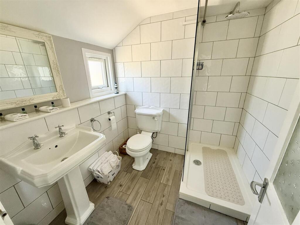 The Boathouse - en suite shower room