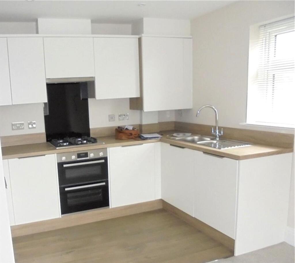 3 Cowdray Court kitchen .jpg