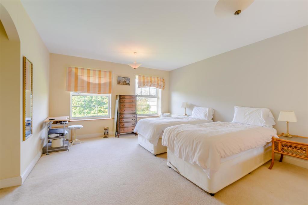 8436331-interior22.jpg