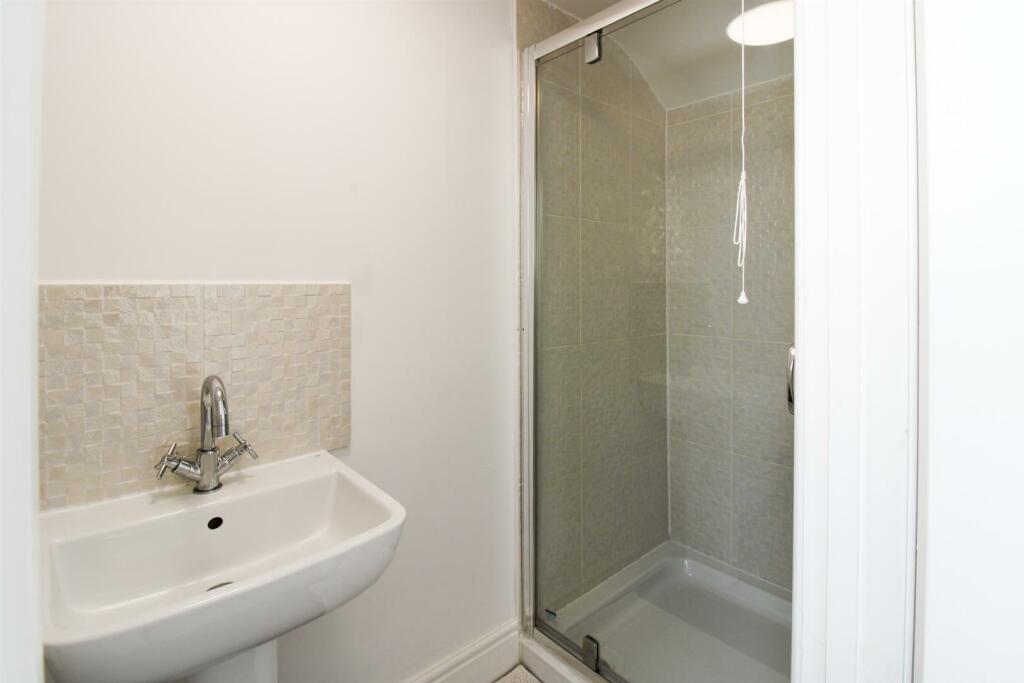 Separate Shower Room