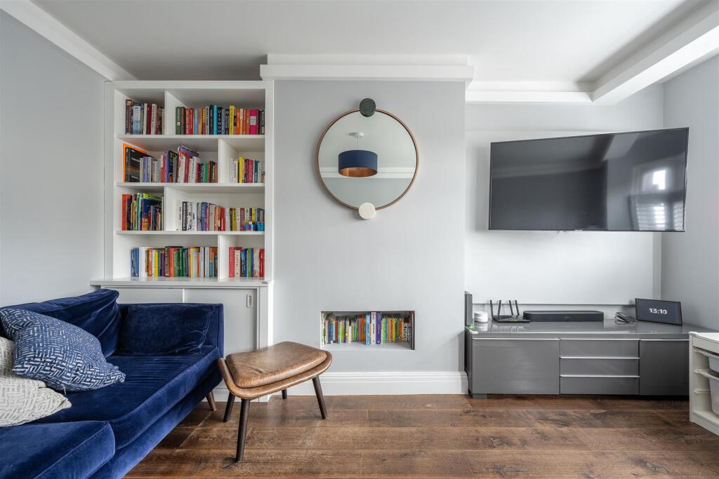 Larkshall Crescent E4
