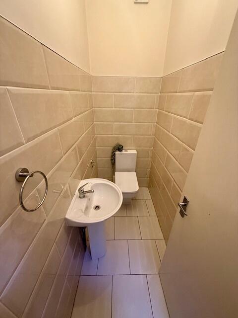 A clean and well-maintained compact WC featurin...