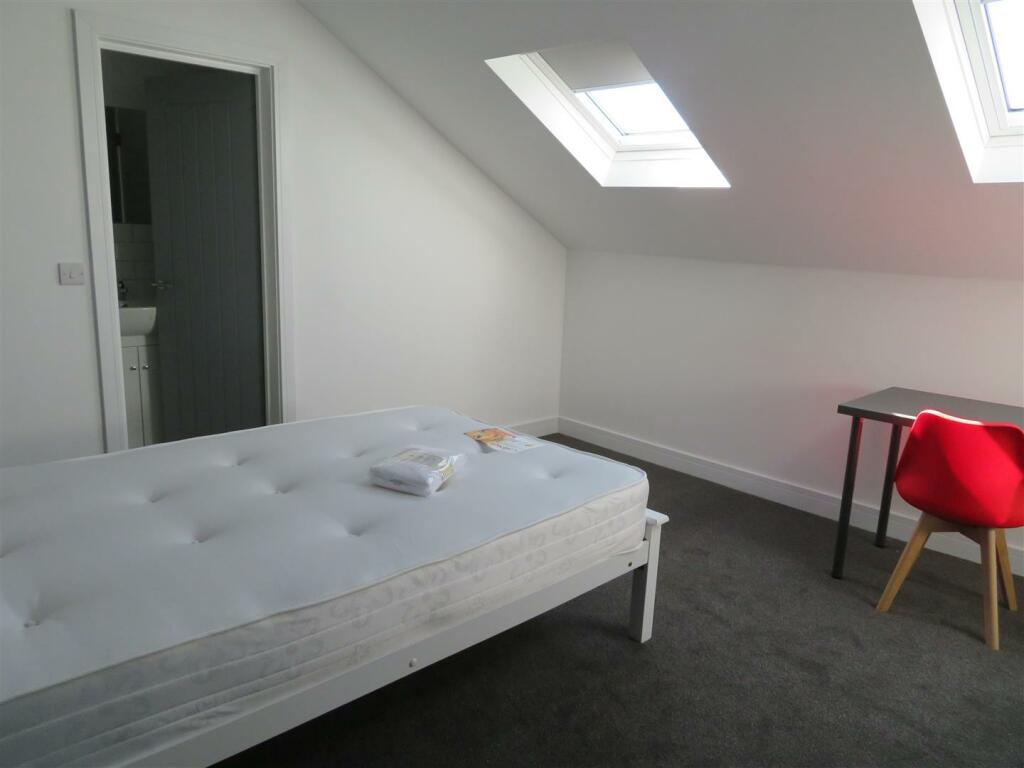 59 Manners Bed8.JPG