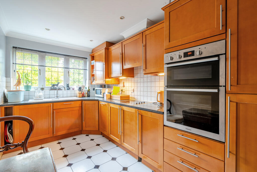 1361990-5-68de46a...