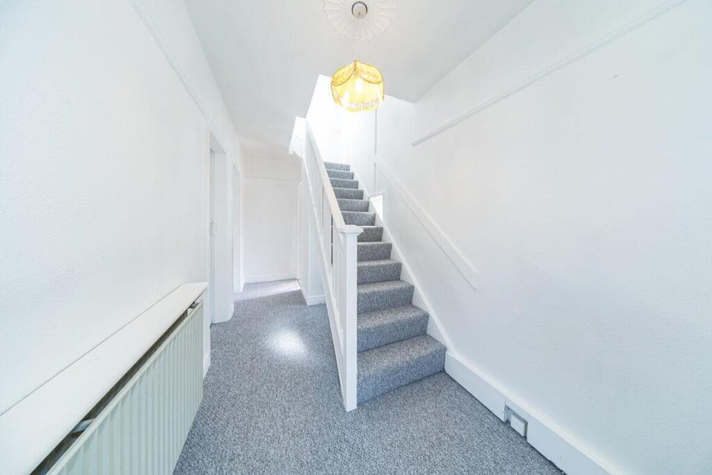 39 Sundale Ave hall.jpg