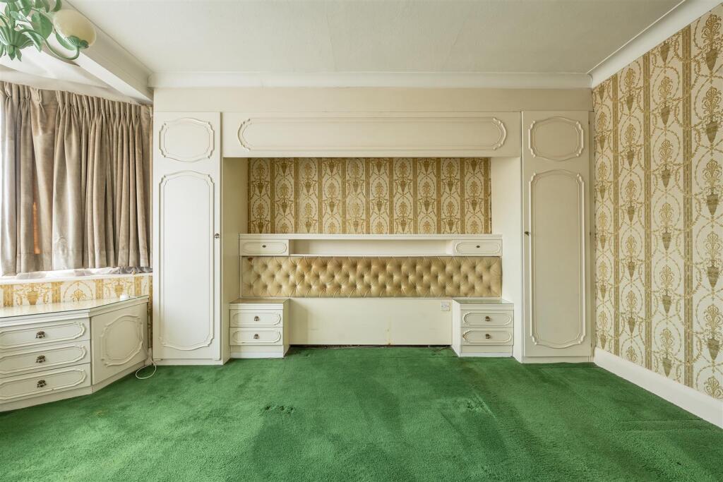 Hermitage Close, E18