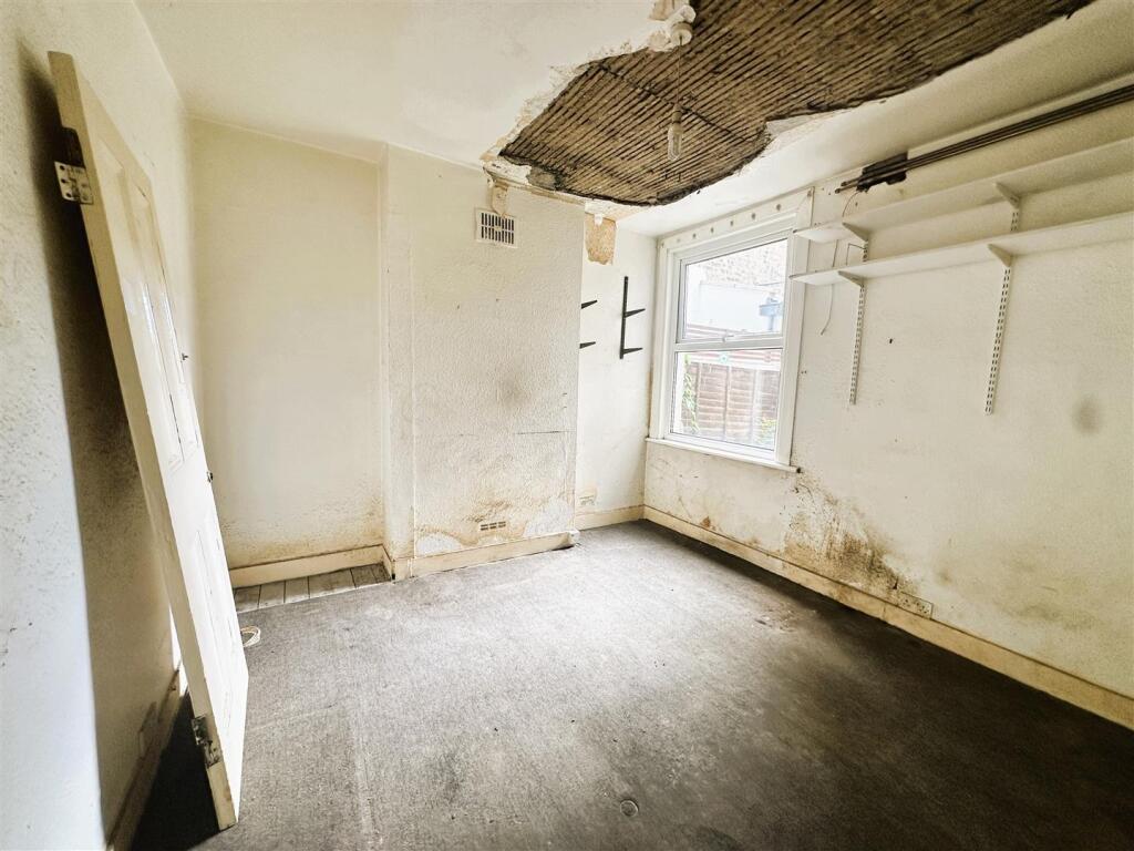 University Road Colliers Wood London 2 bed flat fo