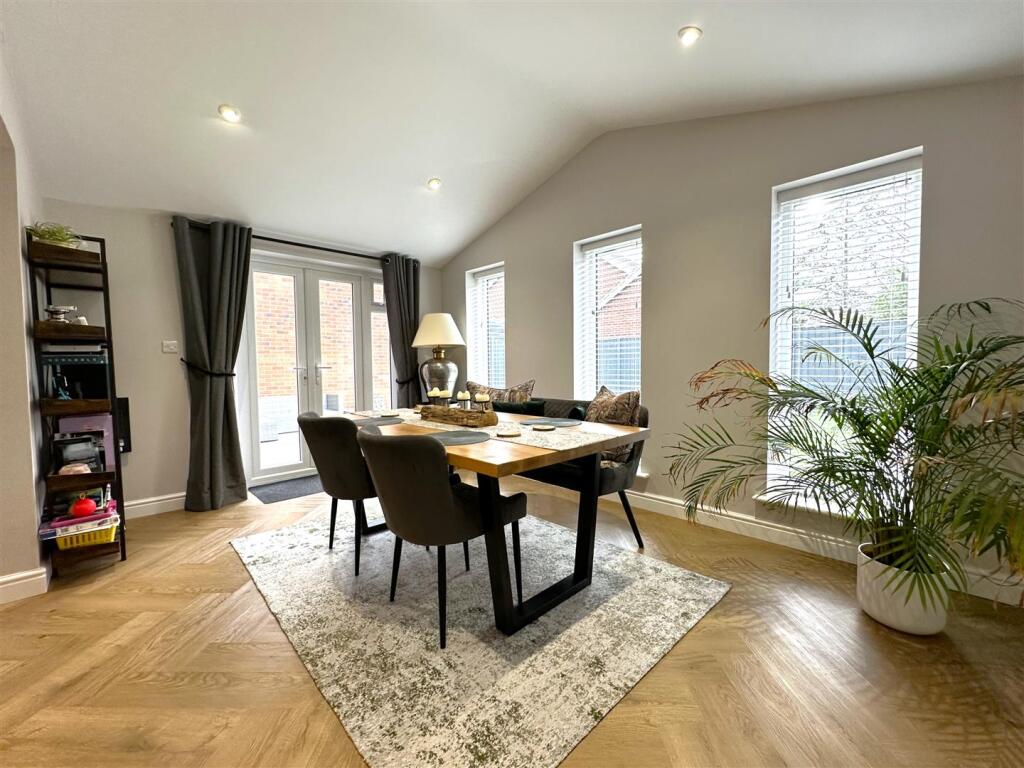 Spacious Dining Room 331