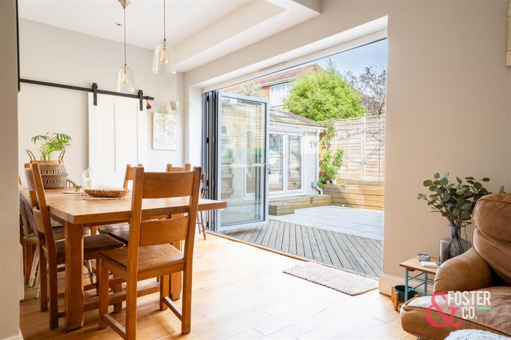 15 SURRENDEN CRESCENT FINSHED EDITS-17.JPG