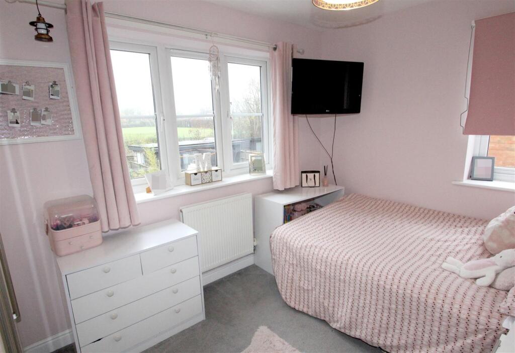 IMG_6849 bed pink single window.jpg