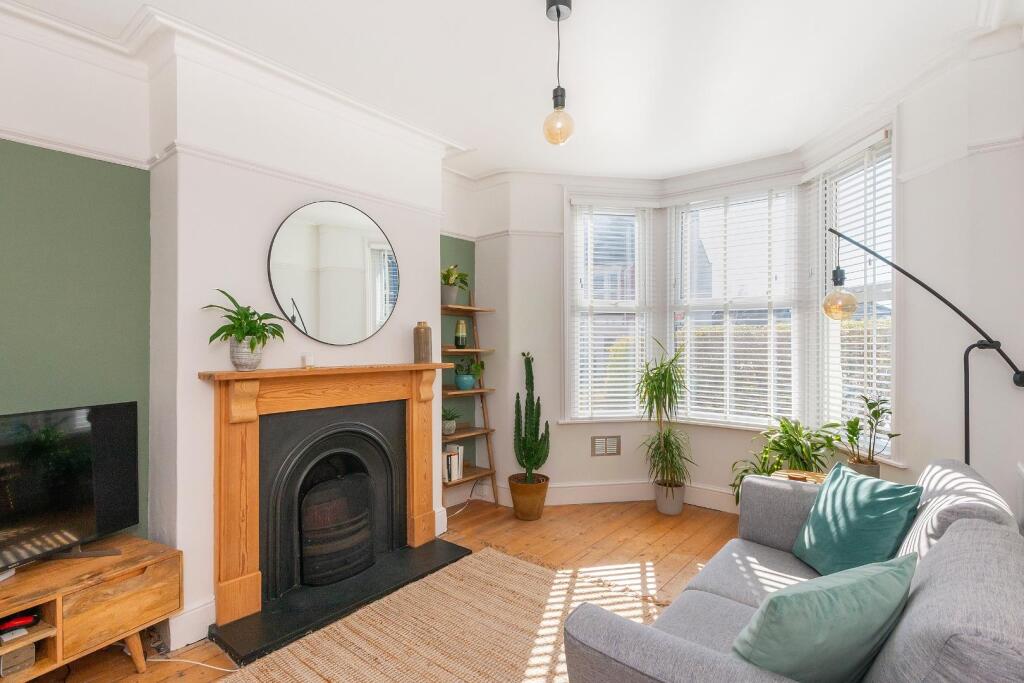 1T6RHD - Living Room E.jpg