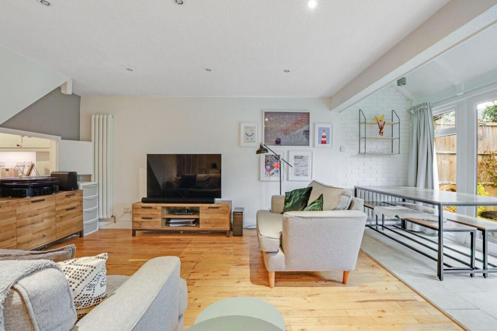 14-e1dcJHPropworld - 6 Colvin Close - 7-medium.jpg