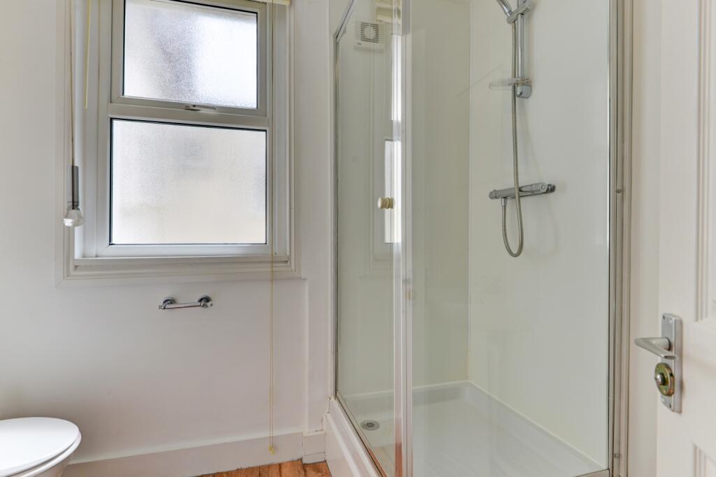 99 Brading Road Bathroom