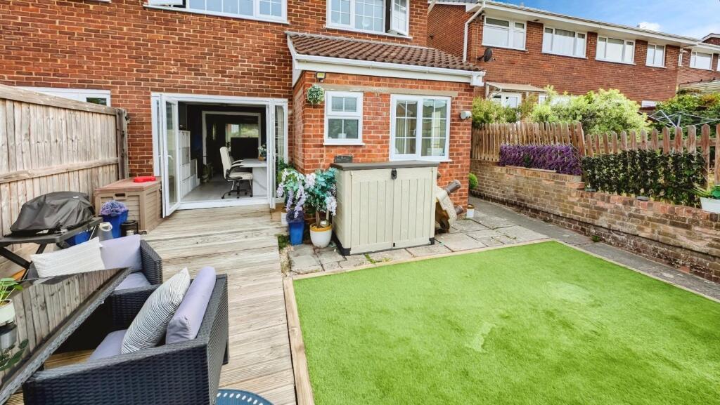 98 fINCH REAR GARDEN 2.jpg