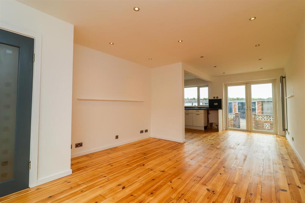 OPEN PLAN LOUNGE/KITCHEN/DINING ROOM