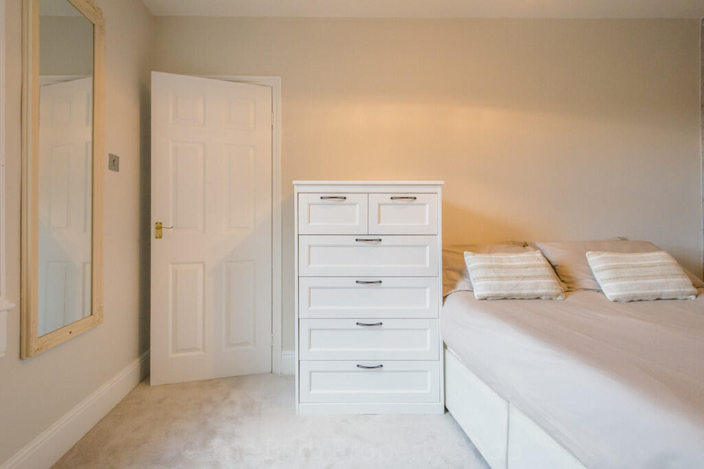 27 Combe Road New...