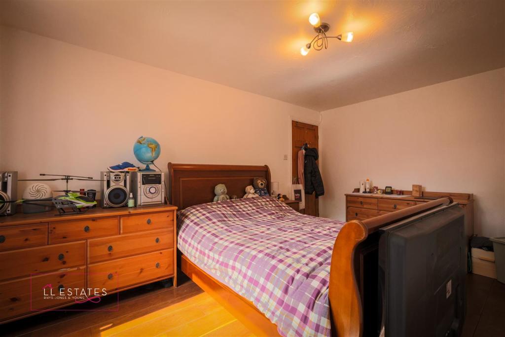 Bedroom 1.jpg