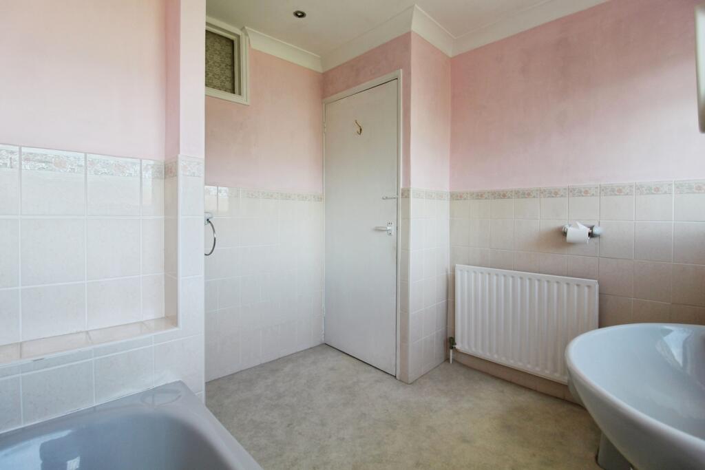 pbox-bathroom-302819.JPG