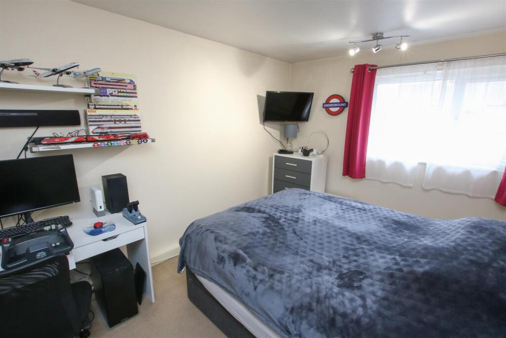 BEDROOM 2