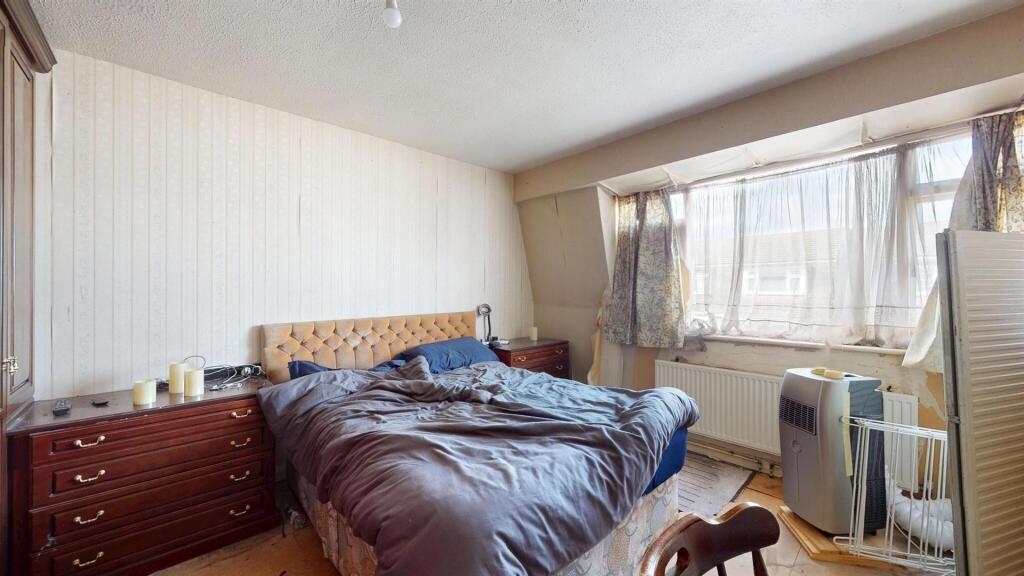 Large Bedroom Flat - For Sale - E16