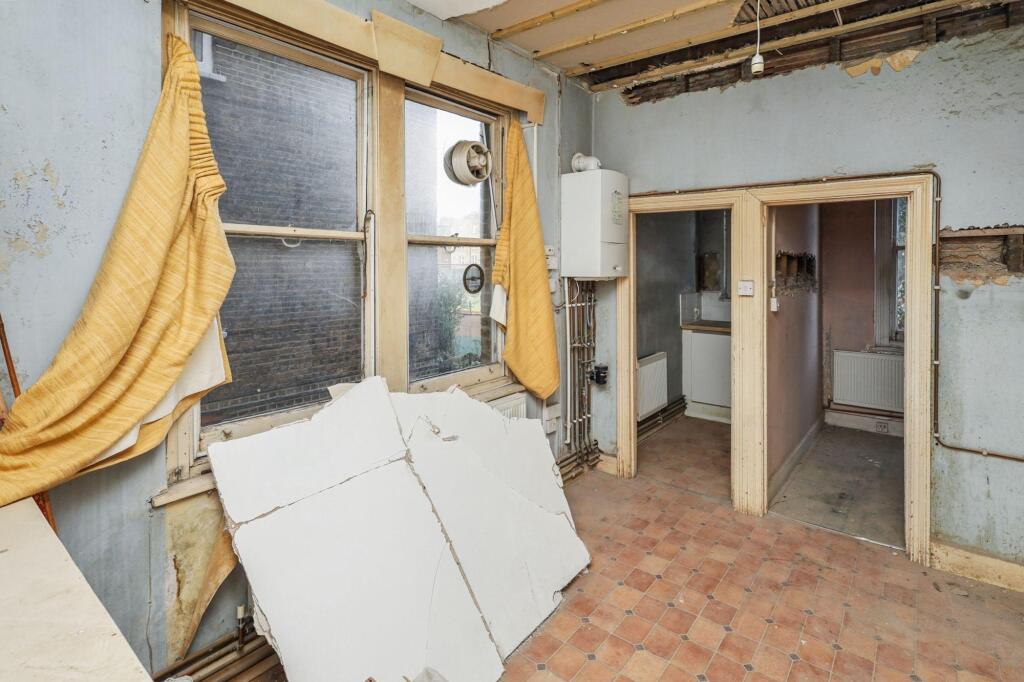 60 Delaware Mansions, Delaware Road, Maida Vale, London, W9 2LJ