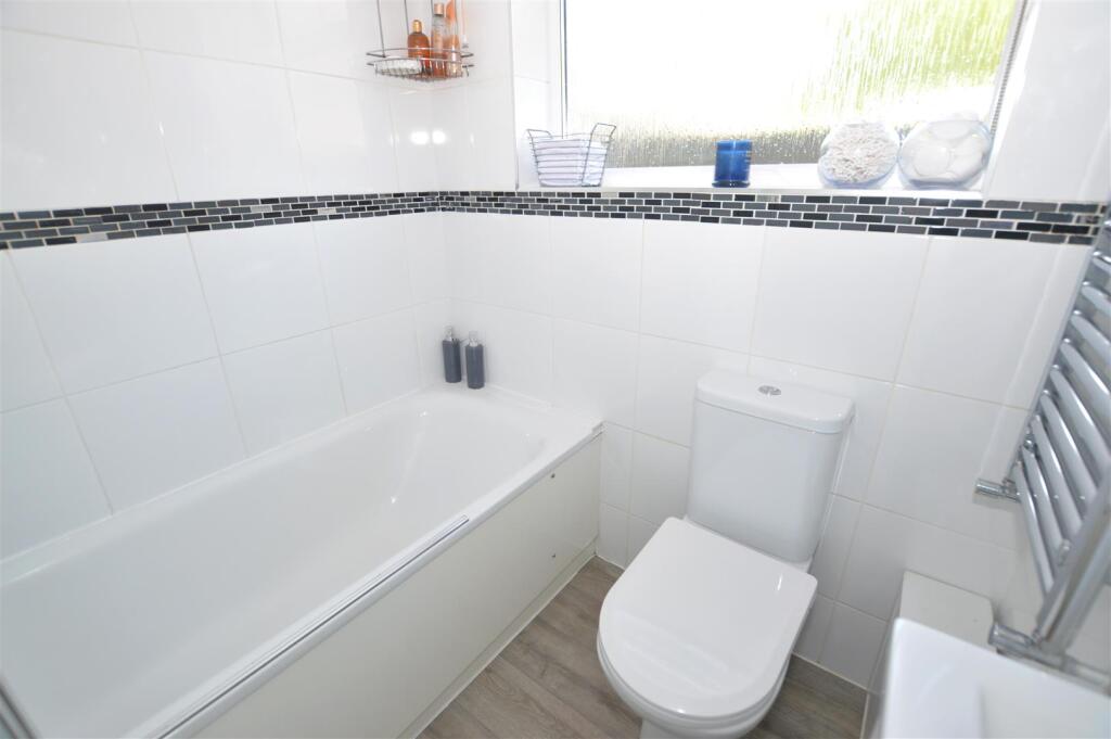 48 Bramley Close bath.JPG