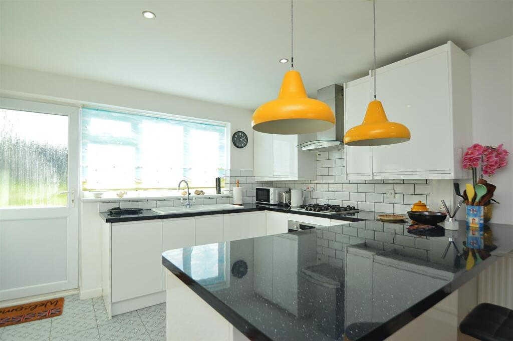 resizedKitchen1.jpg