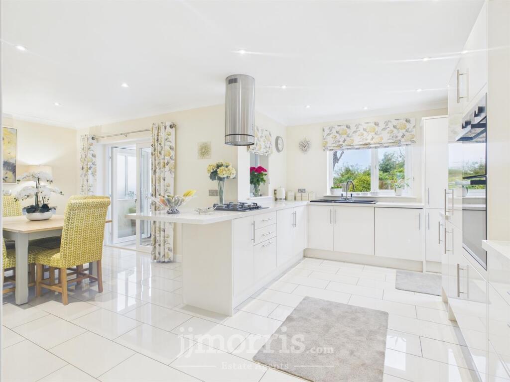 Kitchen/Dining Area