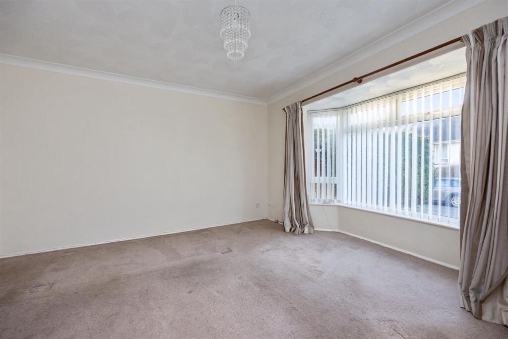 Chichester Close 21 LOUNGE.jpeg