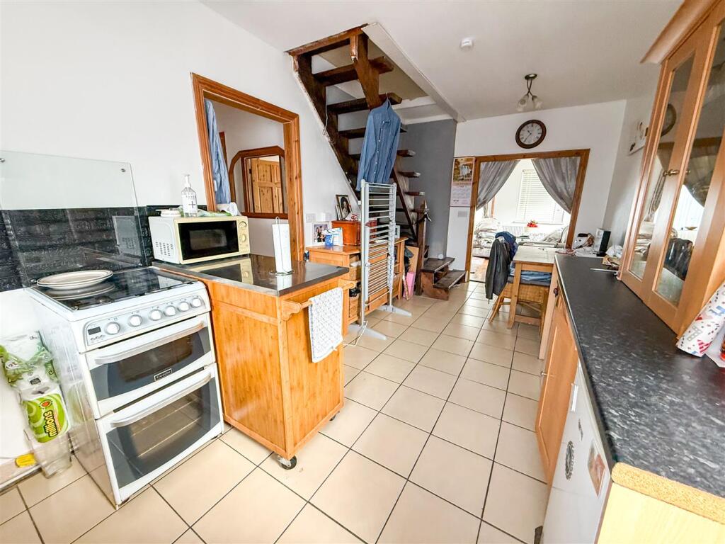 ALTERNATE VIEW OF KITCHEN/DINER