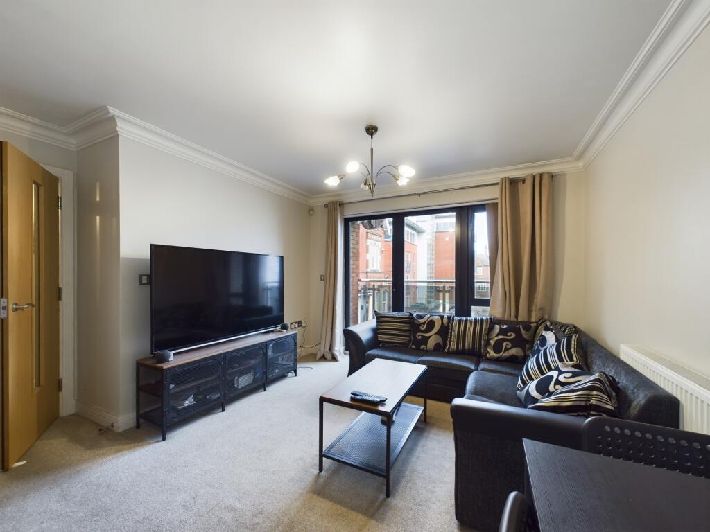 CAM03860G0-PR0106-STILL008