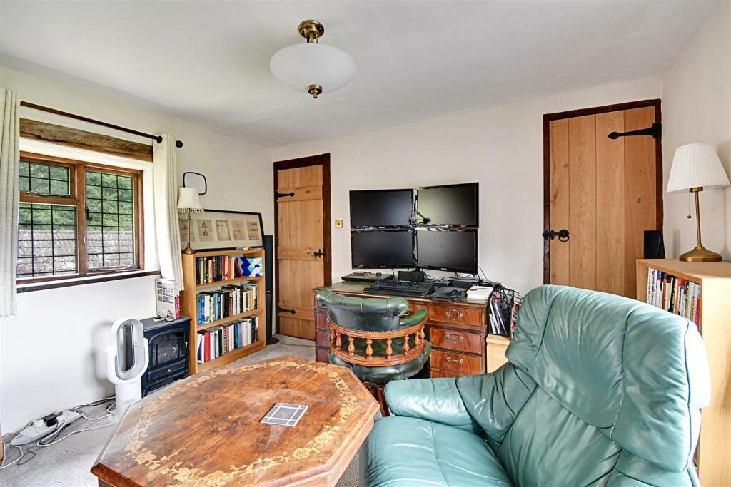 Bedroom 1_2.jpg