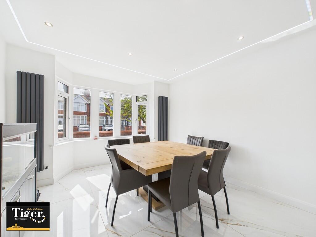 CAM02176G0-PR0559...