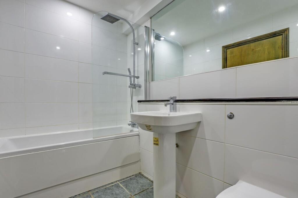 12-ad66JHPropWorld - 18 SIlverdale House - 34-medi