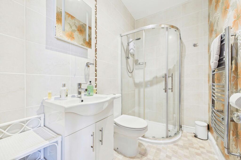 Guest room 2: contemporary en-suite shower room