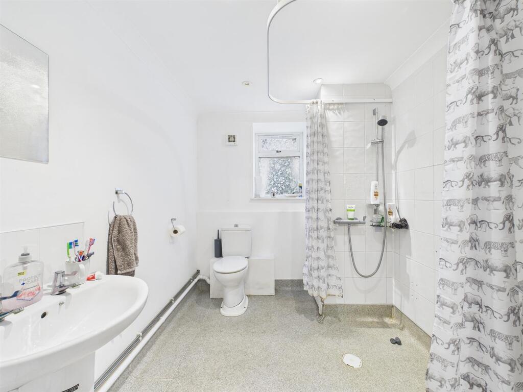 8 - Spacious Garden Flat for Auction, Kingswood.jp