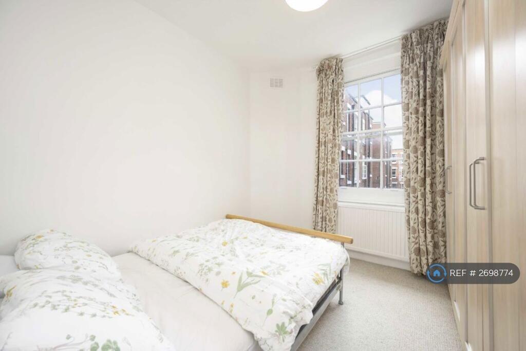 The Bedroom Over Looking The Communal Gardens