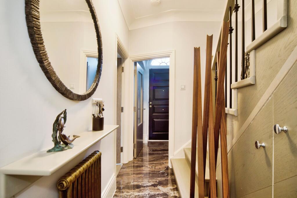 11 Squires Mount, Hampstead, London, NW3 1ED