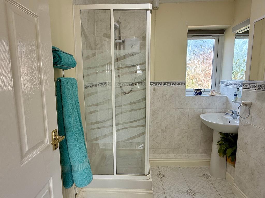 Ensuite shower room to Bedroom 1