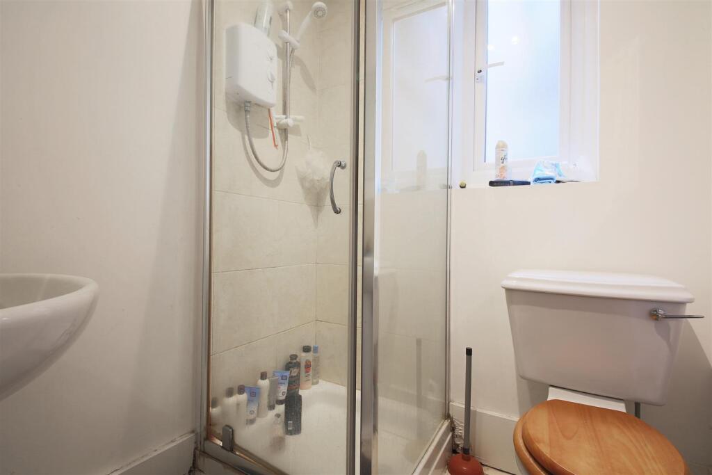 27 Hoyle Road bathroom 2.jpg