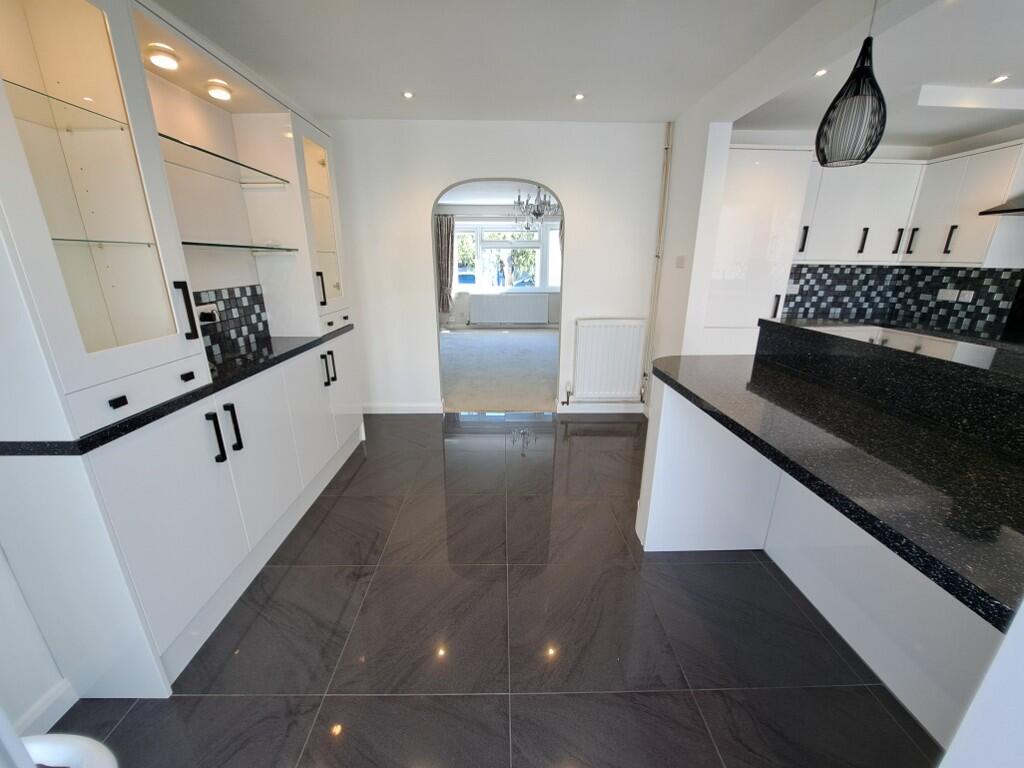 FITTED KITCHEN