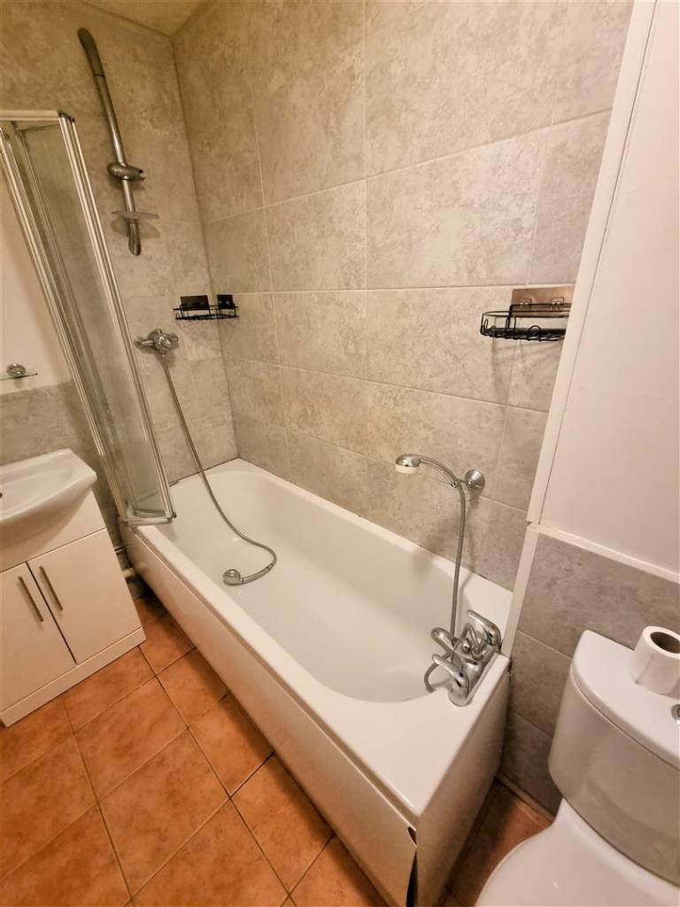 Bathroom (2).jpg
