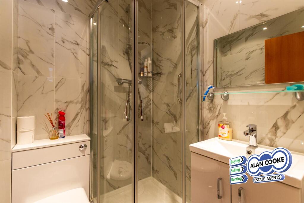 EN-SUITE SHOWER ROOM