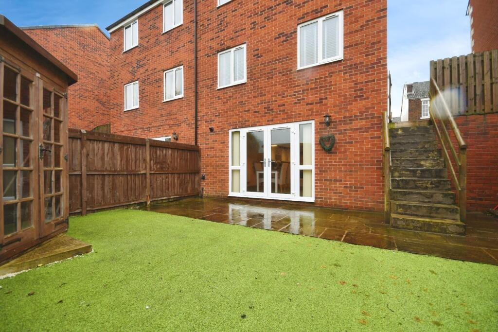REAR GARDEN 03.jpg